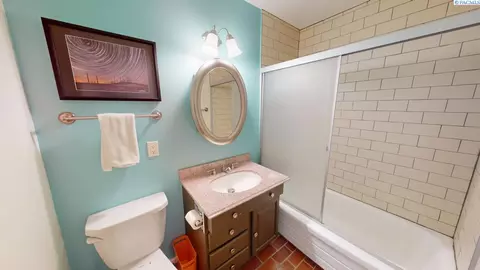 Bath - 310 SE Nebraska St, Pullman, WA 99163 photo 2 of 3