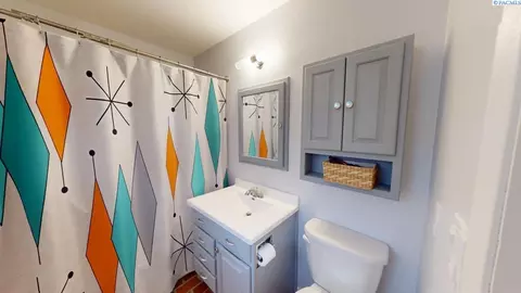 Bath - 310 SE Nebraska St, Pullman, WA 99163 photo 1 of 3