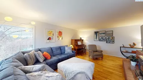 Living - 310 SE Nebraska St, Pullman, WA 99163 photo 5 of 7
