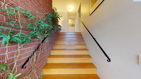 Entry Way - 310 SE Nebraska St, Pullman, WA 99163 photo 2 of 6