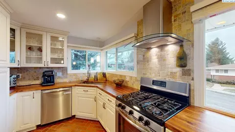 Kitchen - 310 SE Nebraska St, Pullman, WA 99163 photo 6 of 8