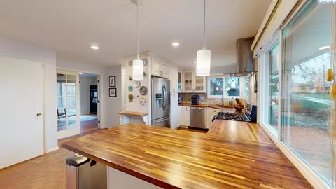 Dining - 310 SE Nebraska St, Pullman, WA 99163 photo 6 of 8