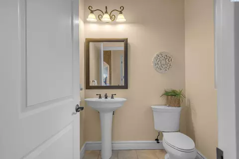 Bath - 3012 Bosch Ct, Pasco, WA 99301 photo 4 of 11