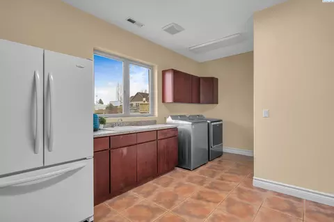 Kitchen - 3012 Bosch Ct, Pasco, WA 99301 photo 7 of 8