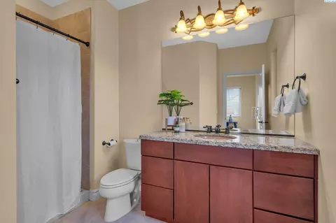 Bath - 3012 Bosch Ct, Pasco, WA 99301 photo 9 of 11