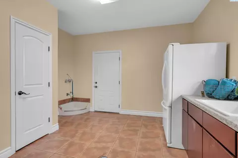 Kitchen - 3012 Bosch Ct, Pasco, WA 99301 photo 8 of 8