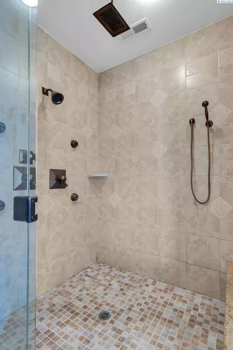 Bath - 3012 Bosch Ct, Pasco, WA 99301 photo 7 of 11