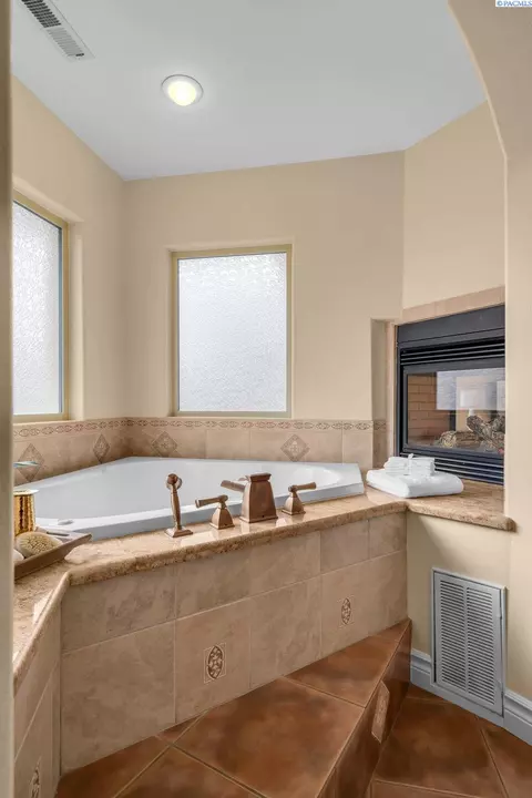 Bath - 3012 Bosch Ct, Pasco, WA 99301 photo 6 of 11