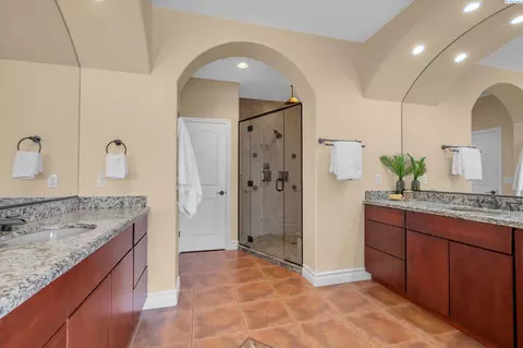 Bath - 3012 Bosch Ct, Pasco, WA 99301 photo 8 of 11