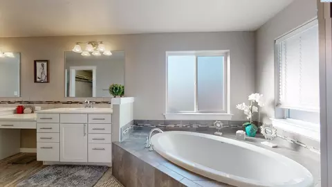 Bath - 1815 SW Panorama, Pullman, WA 99163 photo 4 of 7