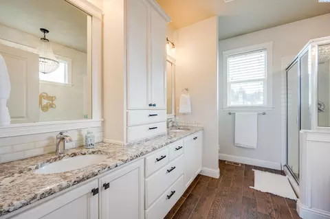 Bath - 900 SW Finch Way, Pullman, WA 99163 photo 1 of 4