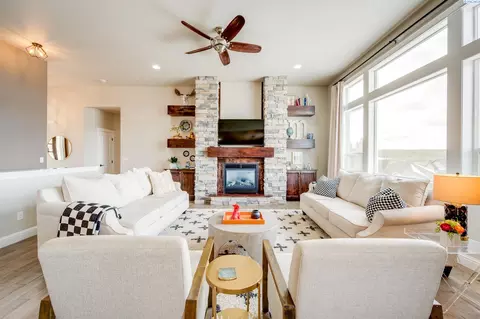 Living - 900 SW Finch Way, Pullman, WA 99163 photo 3 of 6
