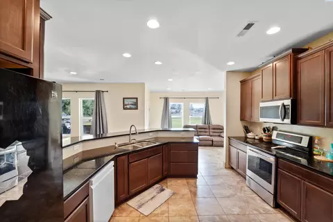 Kitchen - 440 Tuck Rd, Eltopia, WA 99330 photo 4 of 6