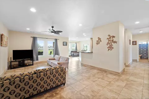 Living - 440 Tuck Rd, Eltopia, WA 99330 photo 2 of 5