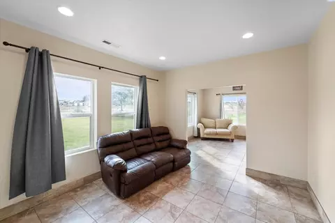 Living - 440 Tuck Rd, Eltopia, WA 99330 photo 5 of 5