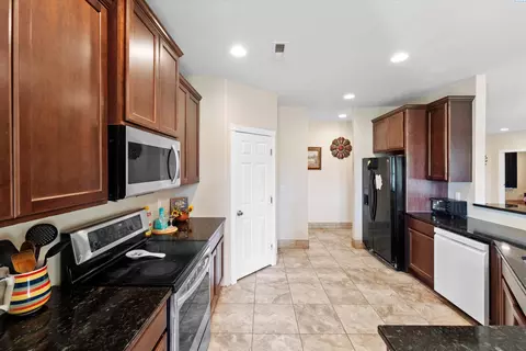Kitchen - 440 Tuck Rd, Eltopia, WA 99330 photo 6 of 6