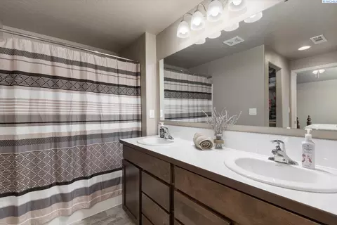 Bath - 3817 Road 80, Pasco, WA 99301 photo 1 of 4