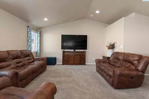 Living - 3817 Road 80, Pasco, WA 99301 photo 3 of 5