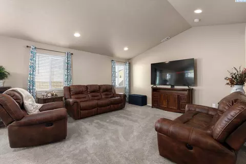 Living - 3817 Road 80, Pasco, WA 99301 photo 2 of 5