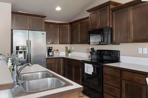 Kitchen - 3817 Road 80, Pasco, WA 99301 photo 2 of 3