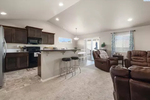 Living - 3817 Road 80, Pasco, WA 99301 photo 1 of 5