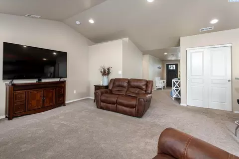 Living - 3817 Road 80, Pasco, WA 99301 photo 4 of 5