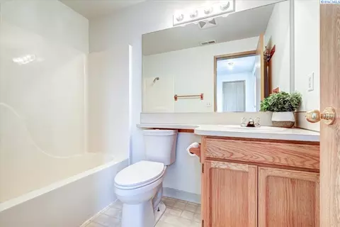 Bath - 6712 Ruth Dr, Pasco, WA 99301 photo 2 of 3
