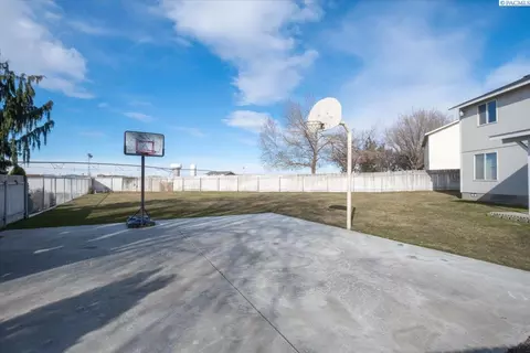 Exterior - 6712 Ruth Dr, Pasco, WA 99301 photo 5 of 11