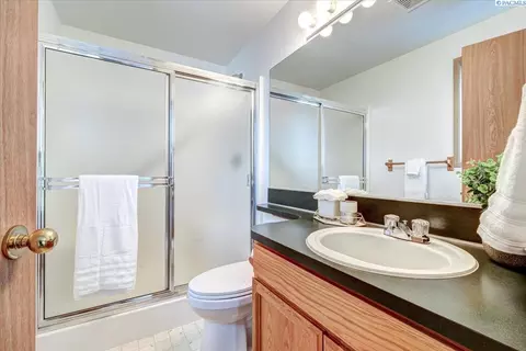 Bath - 6712 Ruth Dr, Pasco, WA 99301 photo 3 of 3