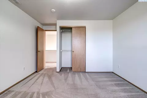 Bedroom - 6712 Ruth Dr, Pasco, WA 99301 photo 4 of 6