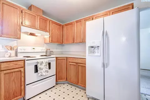 Kitchen - 6712 Ruth Dr, Pasco, WA 99301 photo 2 of 3