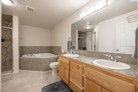 Bath - 5519 Johnson Dr, Pasco, WA 99301 photo 3 of 4