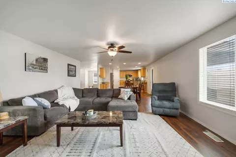 Living - 5519 Johnson Dr, Pasco, WA 99301 photo 3 of 4