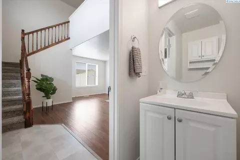 Bath - 5519 Johnson Dr, Pasco, WA 99301 photo 1 of 4