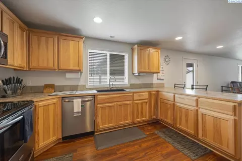 Kitchen - 5519 Johnson Dr, Pasco, WA 99301 photo 3 of 3