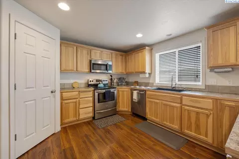 Kitchen - 5519 Johnson Dr, Pasco, WA 99301 photo 2 of 3