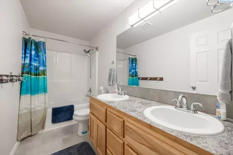 Bath - 5519 Johnson Dr, Pasco, WA 99301 photo 2 of 4