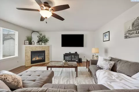 Living - 5519 Johnson Dr, Pasco, WA 99301 photo 2 of 4