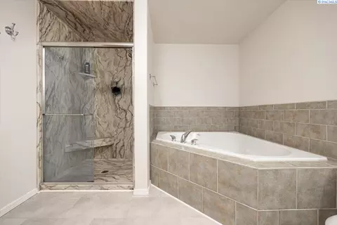 Bath - 5519 Johnson Dr, Pasco, WA 99301 photo 4 of 4