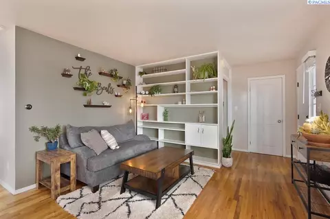 Living - 935 NW Charlotte, Pullman, WA 99163 photo 2 of 5