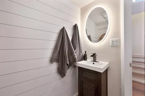 Bath - 935 NW Charlotte, Pullman, WA 99163 photo 3 of 3