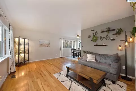 Living - 935 NW Charlotte, Pullman, WA 99163 photo 1 of 5