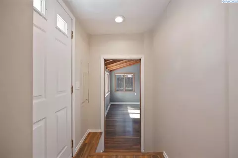Entry Way - 935 NW Charlotte, Pullman, WA 99163 photo 4 of 4