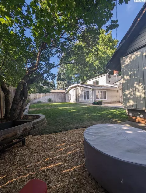 Exterior - 935 NW Charlotte, Pullman, WA 99163 photo 10 of 12