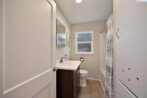 Bath - 935 NW Charlotte, Pullman, WA 99163 photo 1 of 3