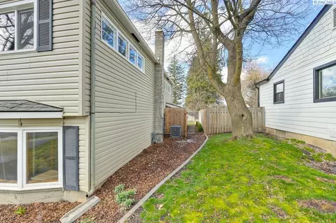 Exterior - 935 NW Charlotte, Pullman, WA 99163 photo 3 of 12