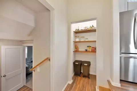 Entry Way - 935 NW Charlotte, Pullman, WA 99163 photo 3 of 4