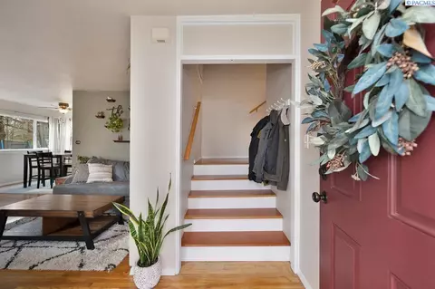 Entry Way - 935 NW Charlotte, Pullman, WA 99163 photo 1 of 4