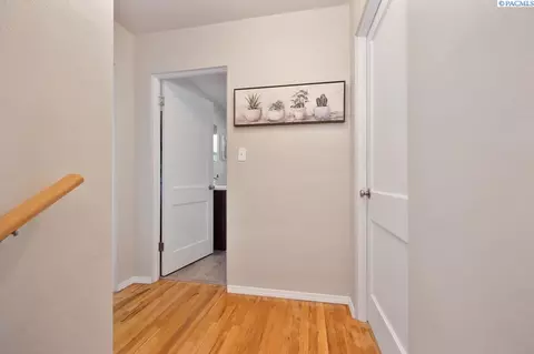 Entry Way - 935 NW Charlotte, Pullman, WA 99163 photo 2 of 4