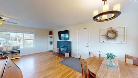 Dining - 1210 NW Orion Dr, Pullman, WA 99163 photo 4 of 5